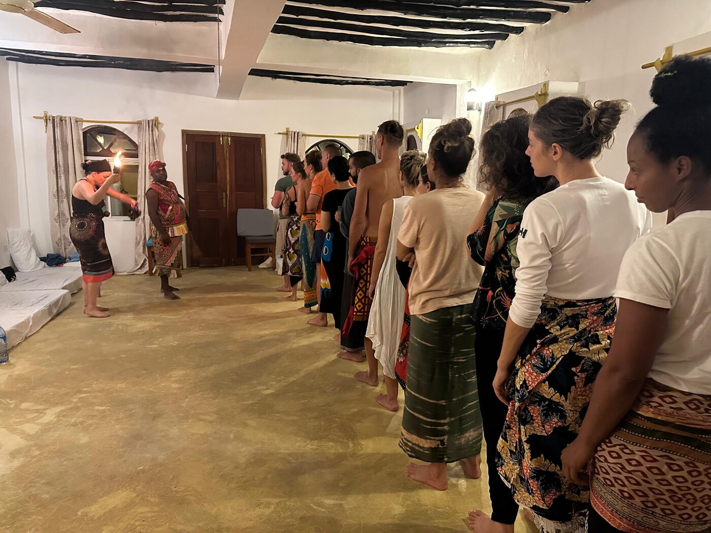 Spațiul de ceremonie de la Ananda Villa, pregătit înainte de începerea nopții